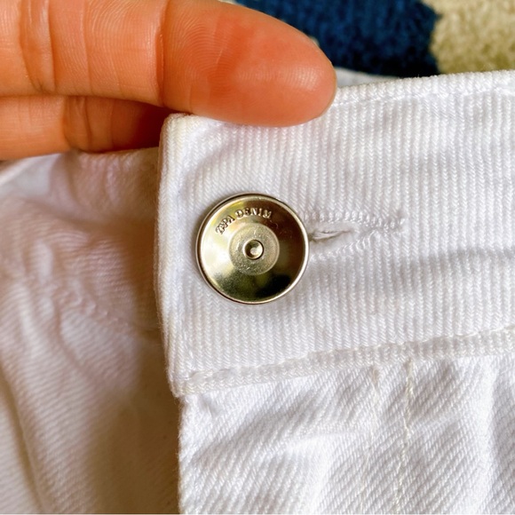 π ZARA WHITE HIGH WAIST DISTRESSED RAW HEM JEANS! - Picture 10 of 16